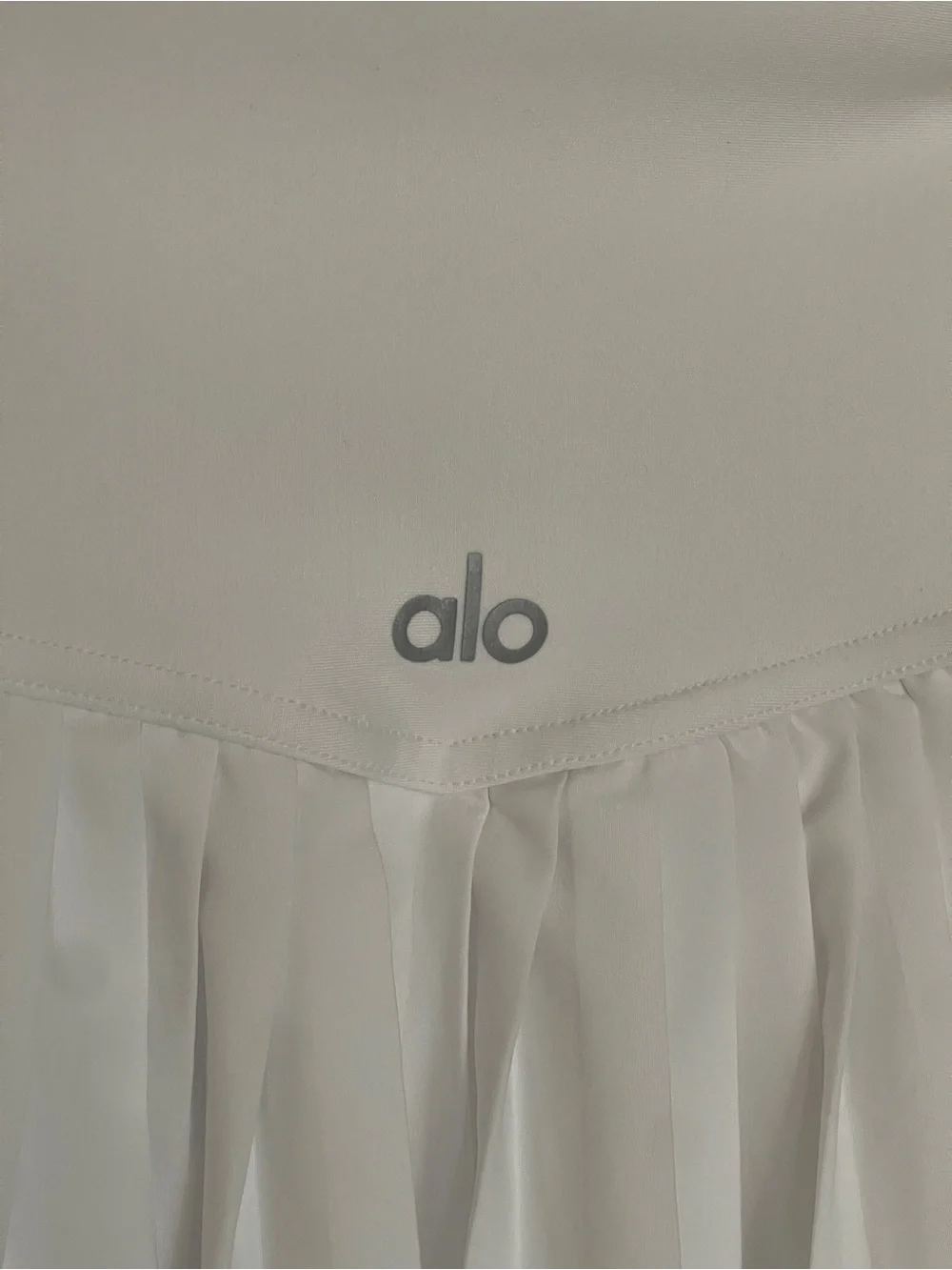 ALO YOGA White Pleated Mini Skirt with Elastic Banded Waist Sz Medium